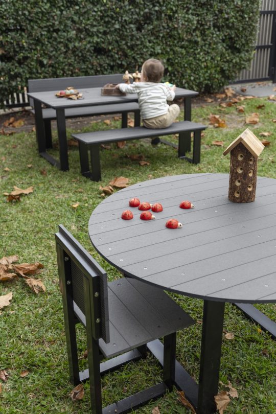Outdoor U-Frame Round Table